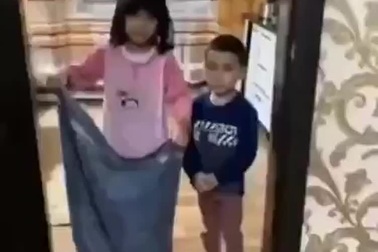 Chị gái giúp em trai "sửa sai" vì mắc lỗi trong khi diễn ảo thuật