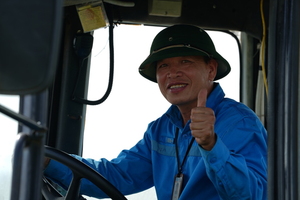 Nhân viên sân bay hối hả làm việc dưới nền nhiệt 60 độ C - 10