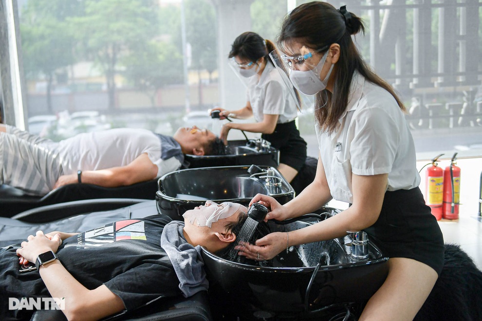 Hà Nội: Nhiều người nhịn ăn sáng, cấp tốc đi xếp hàng cắt tóc, làm đẹp - 6 Hà Nội: Nhiều người nhịn ăn sáng, cấp tốc đi xếp hàng cắt tóc, làm đẹp - 6