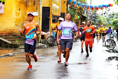 Du khách đội mưa chạy vì Di sản Văn hóa thế giới Hội An