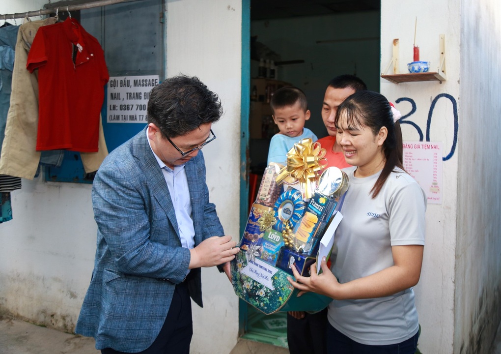 Tổng giám đốc người Hàn đến từng phòng trọ tặng quà Tết cho công nhân - 2 Tổng giám đốc người Hàn đến từng phòng trọ tặng quà Tết cho công nhân - 2