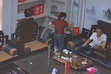 Chuyện đau lòng từ việc vợ dội ấm nước sôi lên đầu chồng