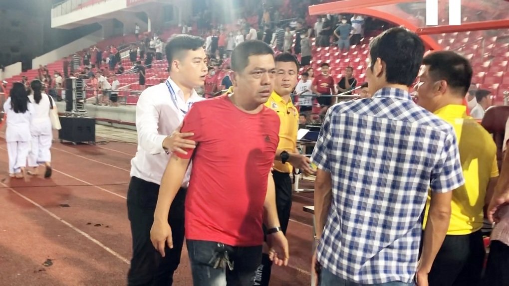 Trọng tài Hoàng Ngọc Hà: CĐV Hải Phòng túm cổ, nhổ nước bọt vào mặt tôi - 1 Trọng tài Hoàng Ngọc Hà: CĐV Hải Phòng túm cổ, nhổ nước bọt vào mặt tôi - 1