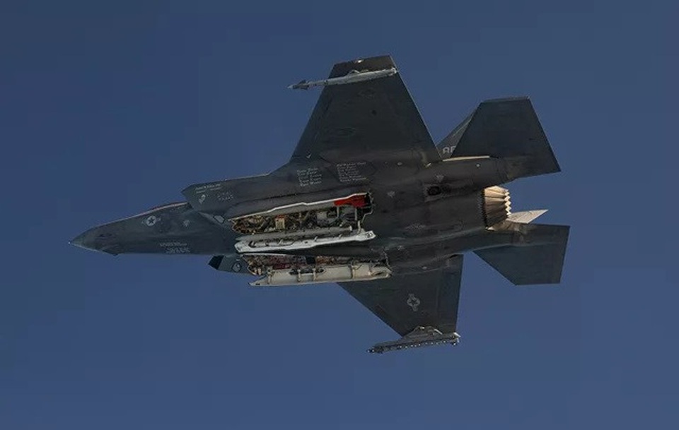 Video tiêm kích F-35 Mỹ ném thử bom hạt nhân “kẻ hủy diệt” - 1 Video tiêm kích F-35 Mỹ ném thử bom hạt nhân “kẻ hủy diệt” - 1