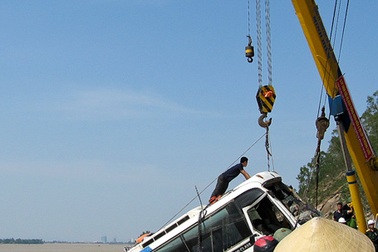 Nhìn lại toàn cảnh vụ trục vớt xe khách bị lũ cuốn 