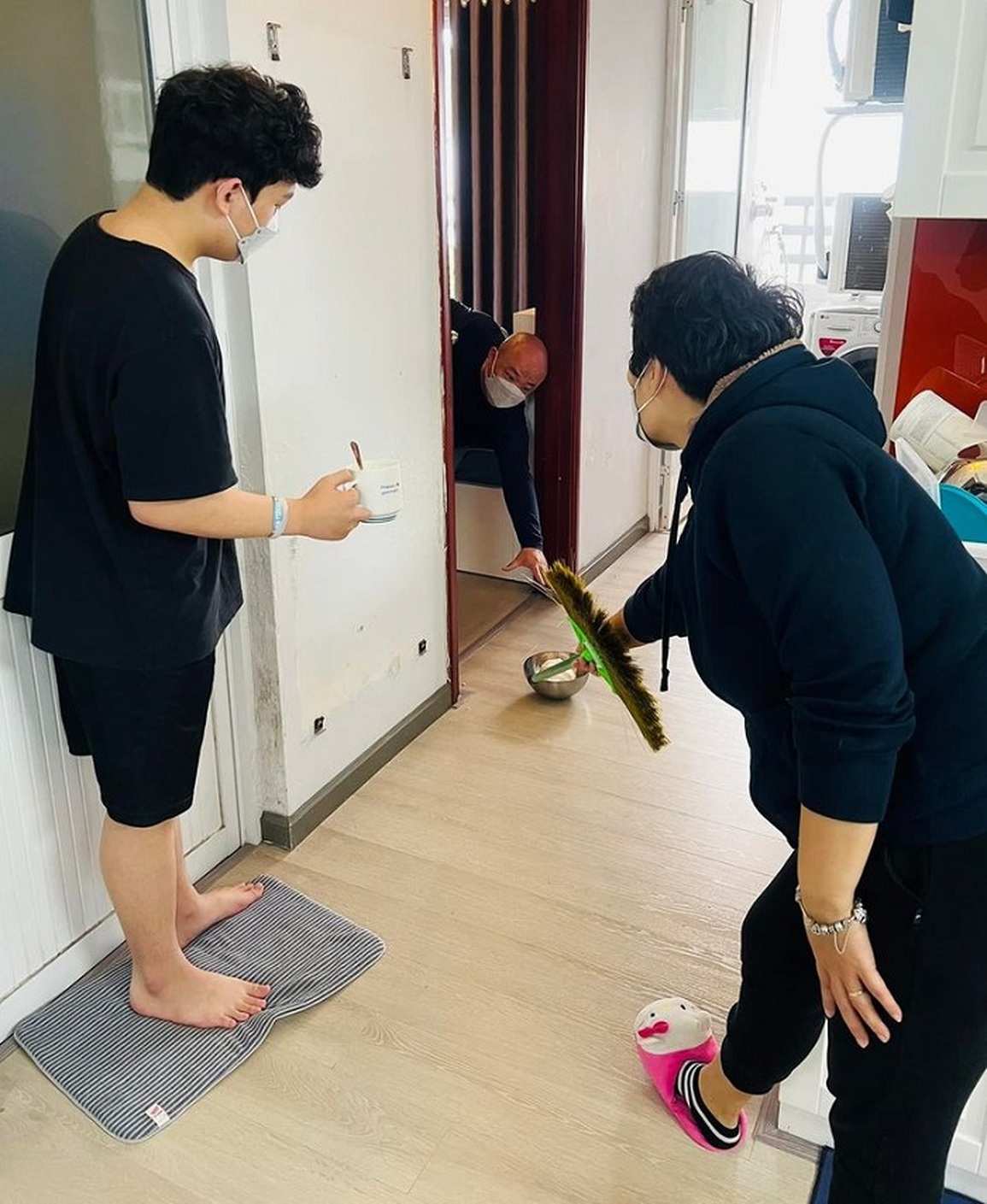 Bi hài chuyện cả nhà F0 cơm bưng nước rót chăm sóc F1 - 2 Bi hài chuyện cả nhà F0 cơm bưng nước rót chăm sóc F1 - 2