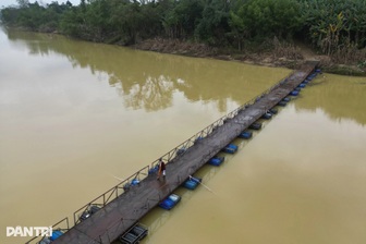 Nối lại cầu phao bị nước lũ "cắt đứt" thành 3 đoạn
