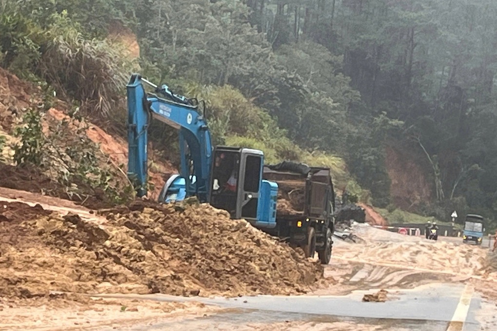 Sạt lở, sụt lún nghiêm trọng trên quốc lộ 24 - 2 Sạt lở, sụt lún nghiêm trọng trên quốc lộ 24 - 2