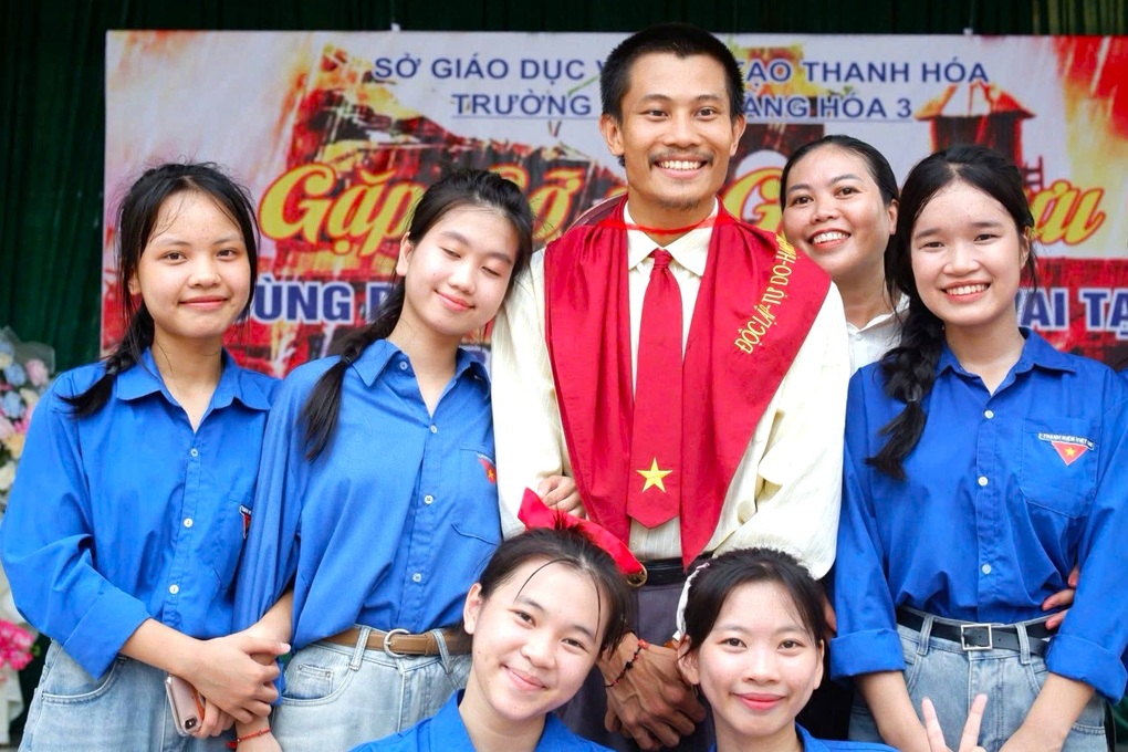 Anh Tạ trong phim “Mưa đỏ” về thăm trường cũ ở Thanh Hóa - 1 Anh Tạ trong phim “Mưa đỏ” về thăm trường cũ ở Thanh Hóa - 1