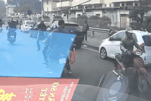 Tài xế xe ôm bị đối tượng cầm vật giống dao đâm ở đường Giải Phóng