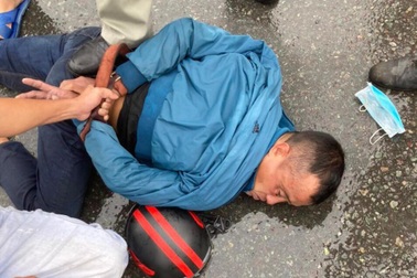 Kẻ cướp điện thoại bị quật ngã khi chạy ngang trạm kiểm dịch Covid-19