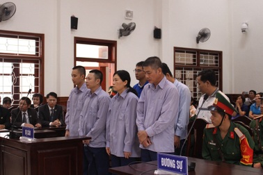 Buôn lậu gần 5 triệu lít xăng qua cảng Cam Ranh, 8 bị cáo lãnh án