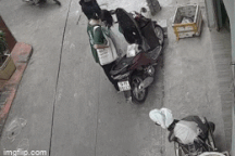 Tên cướp lượn 6 vòng trong hẻm để giật túi xách của người phụ nữ