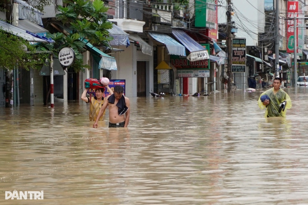 Lũ lên nhanh, Chủ tịch Gia Lai yêu cầu sơ tán dân trong đêm - 3 Lũ lên nhanh, Chủ tịch Gia Lai yêu cầu sơ tán dân trong đêm - 3