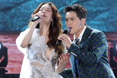 Thu Phương, Quốc Thiên tình tứ hát dưới mưa