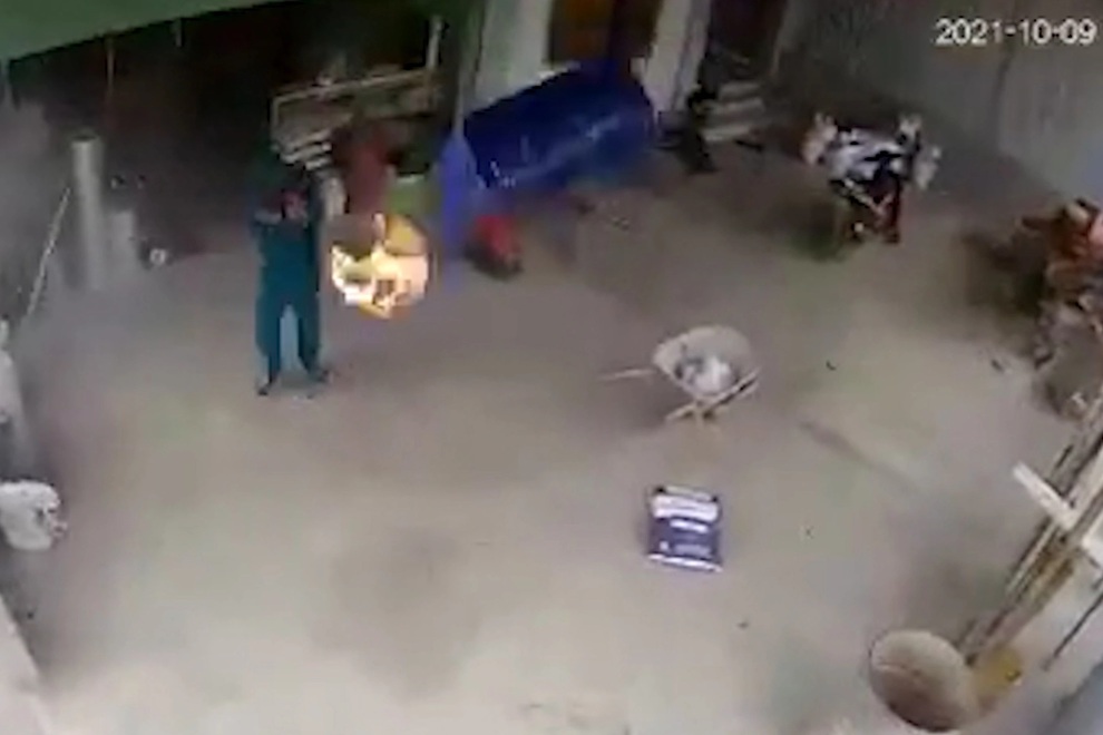 Rợn người cảnh thợ cơ khí cắt thùng hóa chất, may được các cụ đỡ - 1 Rợn người cảnh thợ cơ khí cắt thùng hóa chất, may được các cụ đỡ - 1