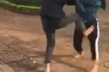 Sẽ xử lý nghiêm vụ nữ sinh lớp 8 dùng mũ bảo hiểm đánh nhau giữa đường