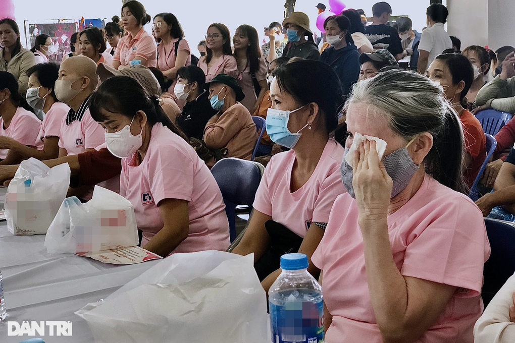 Chuyện những nữ chiến binh K rụng sạch tóc: Đội tóc giả, ai cũng khen đẹp - 5 Chuyện những nữ chiến binh K rụng sạch tóc: Đội tóc giả, ai cũng khen đẹp - 5