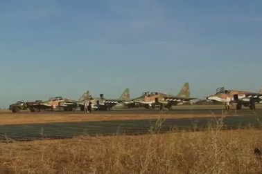 Video "xe tăng bay" Su-25SM cất - hạ cánh trên đường băng cát