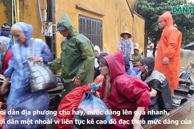 Phố cổ Hội An nước dâng cao, du khách bì bõm lội nước