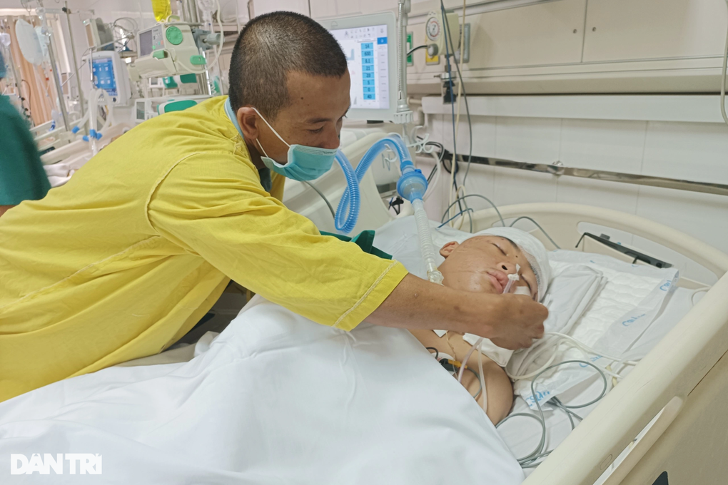Bị xe bán tải tông trên đường đến lớp, tính mạng cậu bé lớp 8 nguy kịch - 5 Bị xe bán tải tông trên đường đến lớp, tính mạng cậu bé lớp 8 nguy kịch - 5