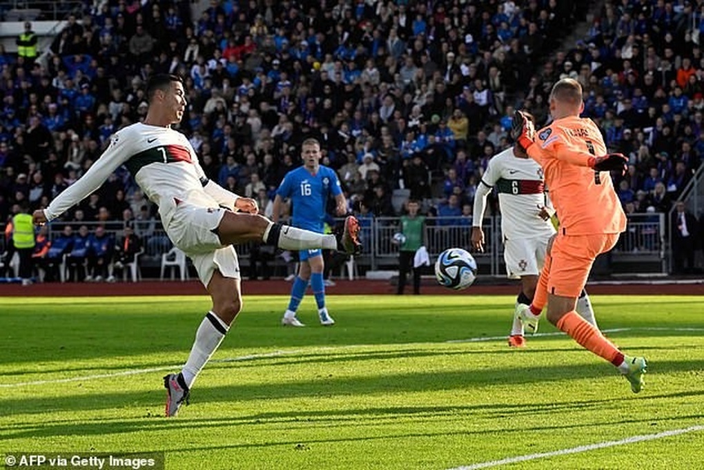 Cristiano Ronaldo nhận kỷ lục Guinness - 3 Cristiano Ronaldo nhận kỷ lục Guinness - 3