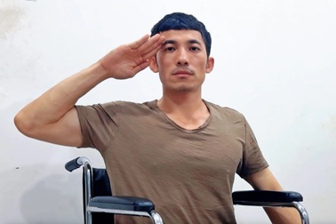 Liên Bỉnh Phát ngồi xe lăn, rời show thực tế vì chấn thương