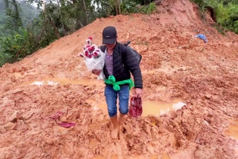 Thầy giáo lội bùn, vượt sạt lở vẫn ôm chặt bó hoa để tặng đồng nghiệp