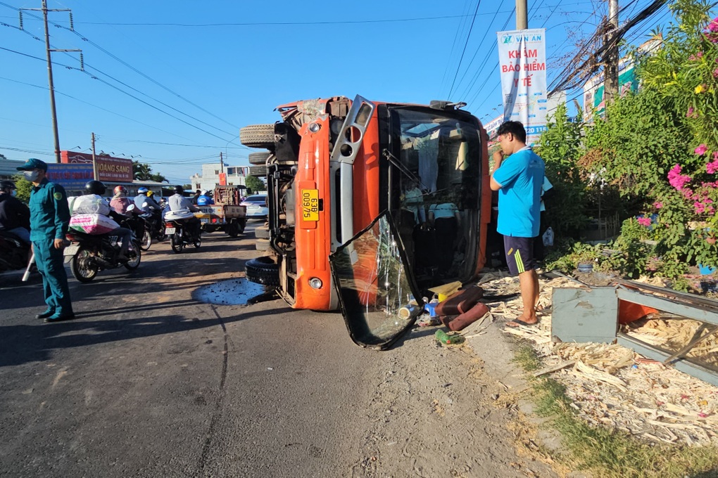 Ô tô khách chở 40 công nhân lật ngang khi tránh xe máy ở Long An - 1 Ô tô khách chở 40 công nhân lật ngang khi tránh xe máy ở Long An - 1