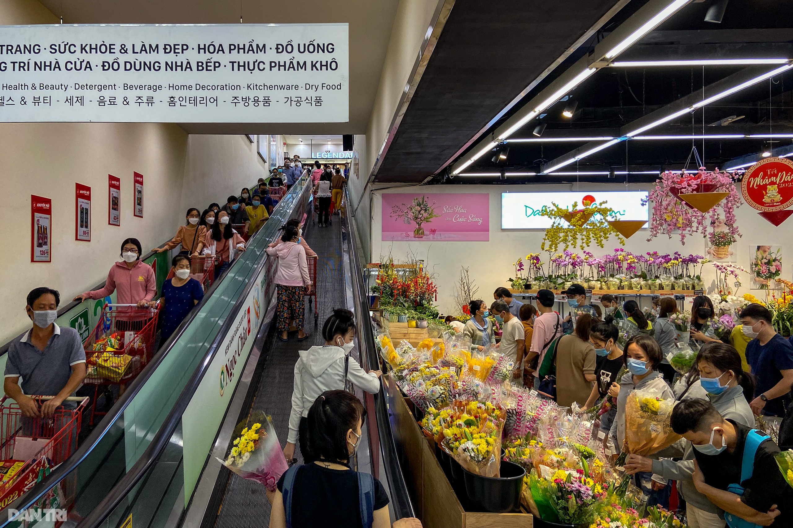 Khách chen chân xếp hàng 2 giờ mới đến lượt thanh toán tại siêu thị ở TPHCM - 5 Khách chen chân xếp hàng 2 giờ mới đến lượt thanh toán tại siêu thị ở TPHCM - 5