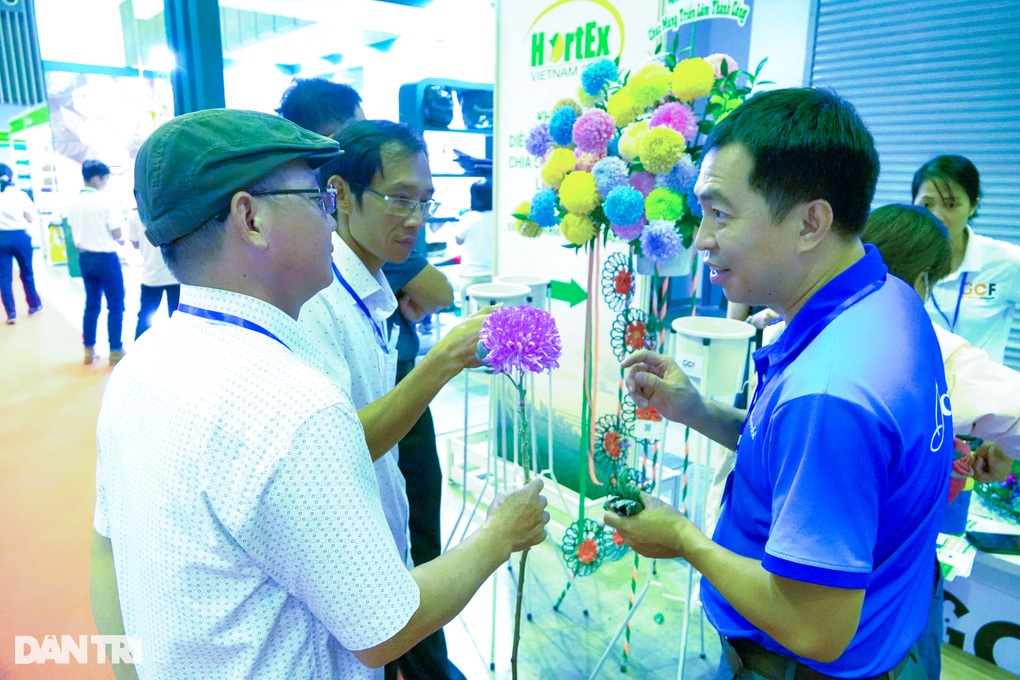 Kỹ sư điện biến hoa héo thành hoa tươi trong một nốt nhạc - 1 Kỹ sư điện biến hoa héo thành hoa tươi trong một nốt nhạc - 1