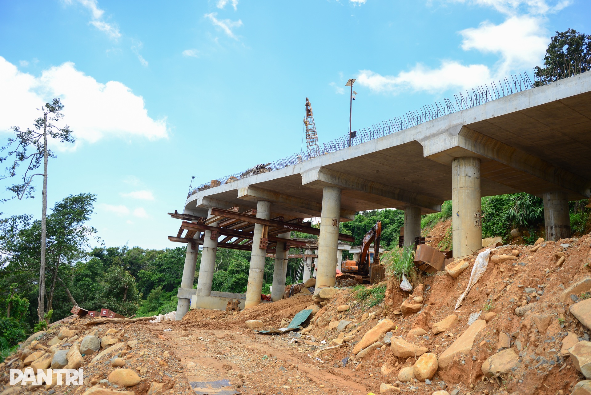 Ngổn ngang công trường thi công đường nối cao nguyên với vùng biển Lâm Đồng - 8 Ngổn ngang công trường thi công đường nối cao nguyên với vùng biển Lâm Đồng - 8