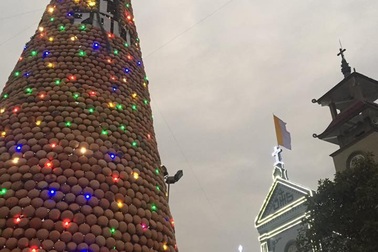 Cây thông Noel ghép bằng 6.000 nồi đất được xác lập Kỷ lục Việt Nam