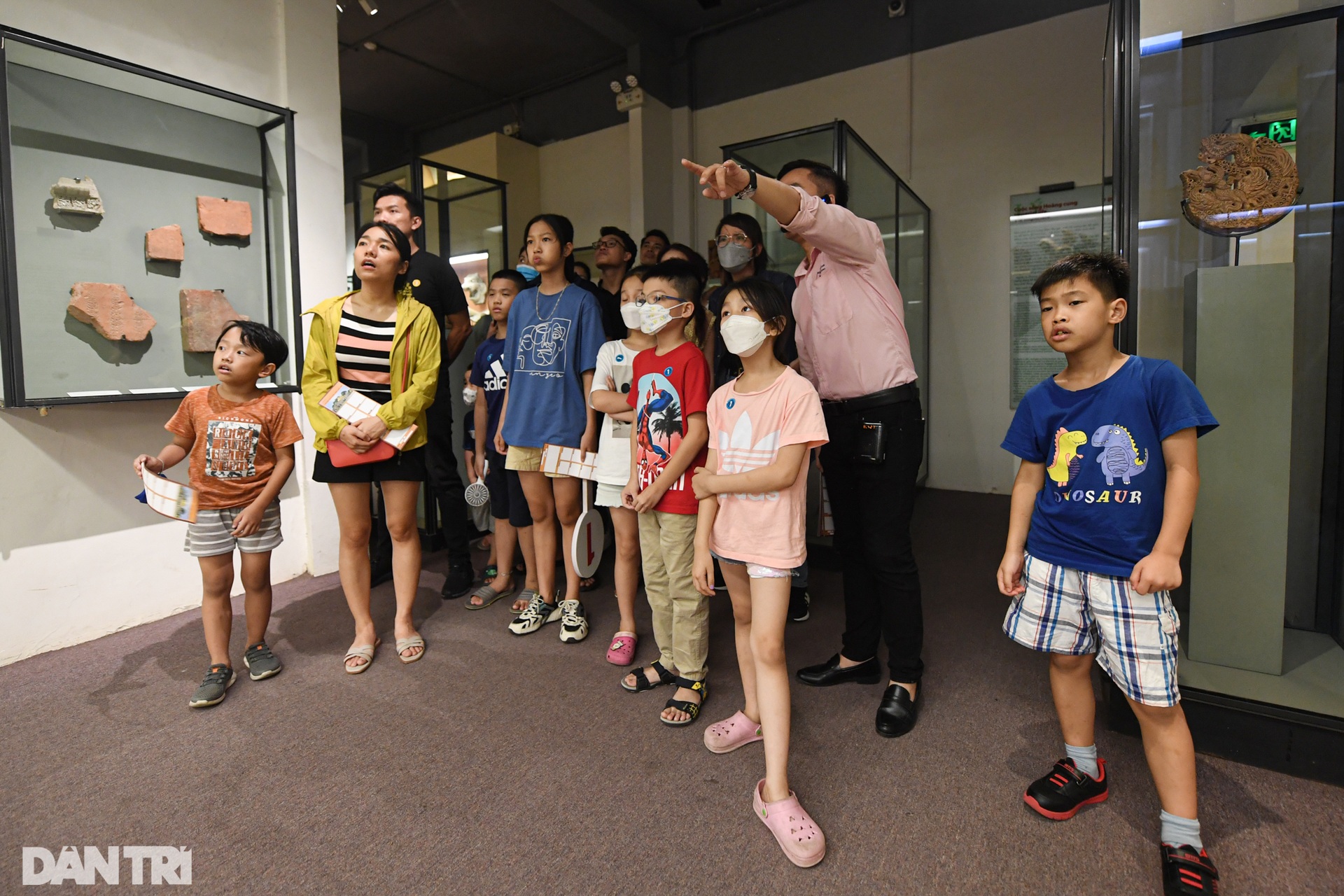 Chong đèn khám phá cấm cung nghìn năm tuổi ngay giữa Hà Nội lúc nửa đêm - 9 Chong đèn khám phá cấm cung nghìn năm tuổi ngay giữa Hà Nội lúc nửa đêm - 9