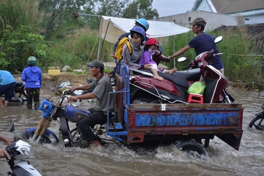 Kiếm tiền triệu nhờ chở xe "sặc nước" do triều cường