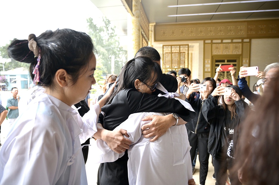 Con trai trưởng nghệ sĩ Nguyễn Chánh Tín kịp nhìn mặt cha trước khi hỏa táng - 3 Con trai trưởng nghệ sĩ Nguyễn Chánh Tín kịp nhìn mặt cha trước khi hỏa táng - 3