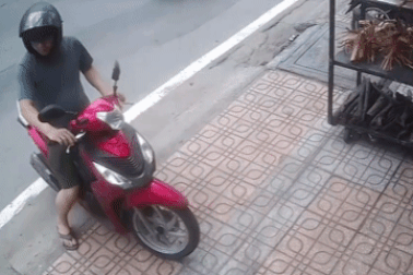 Nhân chứng kể lúc xe bán tải húc gãy cột điện, 2 người thương vong ở TPHCM