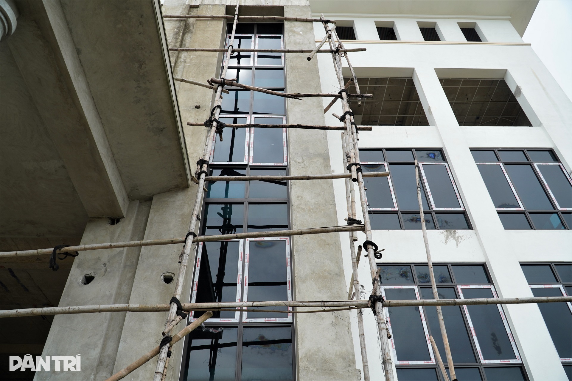 Cán bộ phải làm việc trong trụ sở xuống cấp, dự án mới 20 tỷ đồng dang dở - 10 Cán bộ phải làm việc trong trụ sở xuống cấp, dự án mới 20 tỷ đồng dang dở - 10