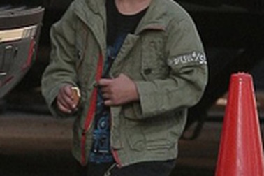 Pax Thiên đến trường quay thăm mẹ