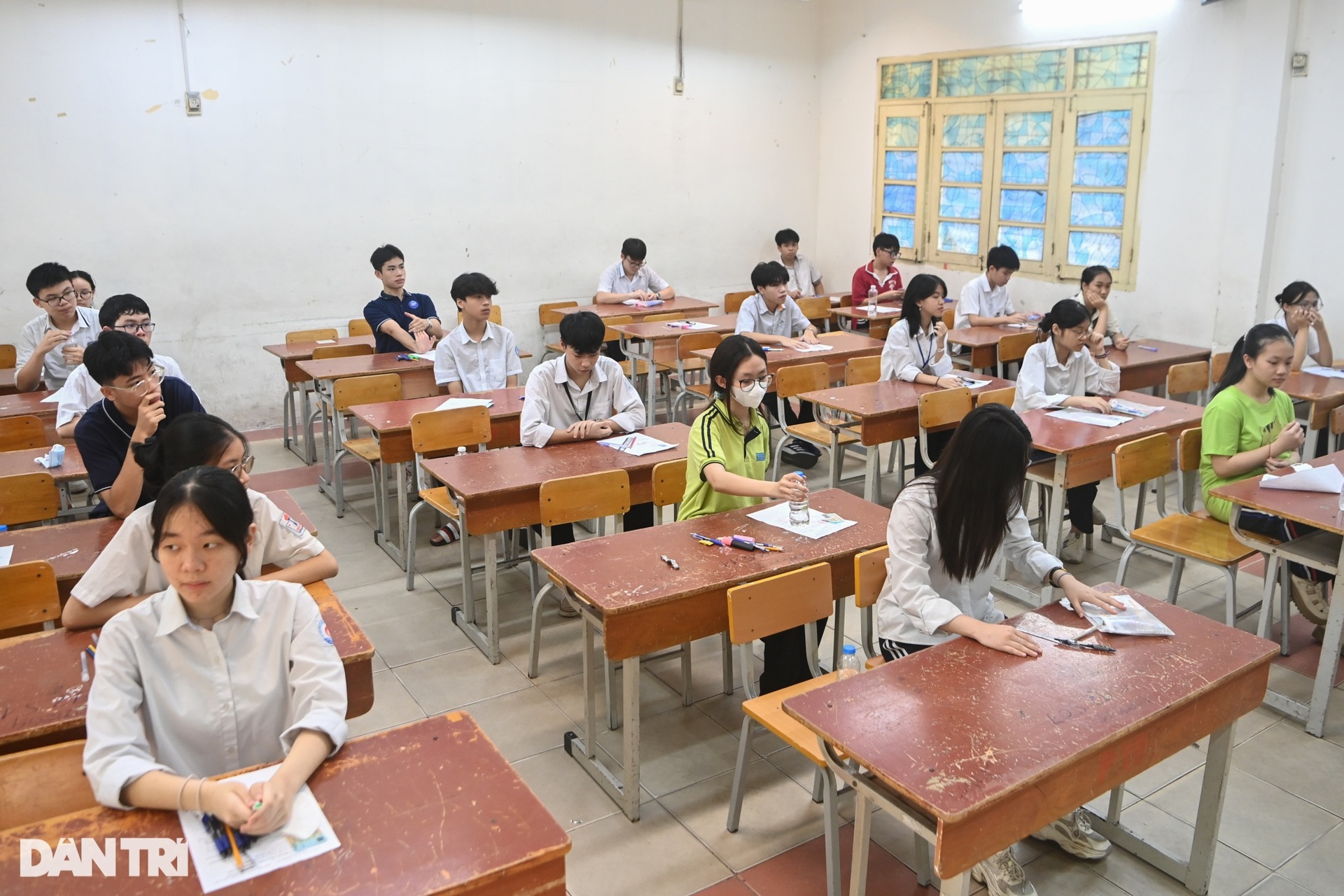 Phụ huynh tiếp sức sĩ tử thi môn ngữ văn vào lớp 10 ở Hà Nội - 12
