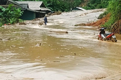 Cận cảnh huyện Mường Lát ngập ngụa trong bùn lũ, bị cô lập vì sạt lở