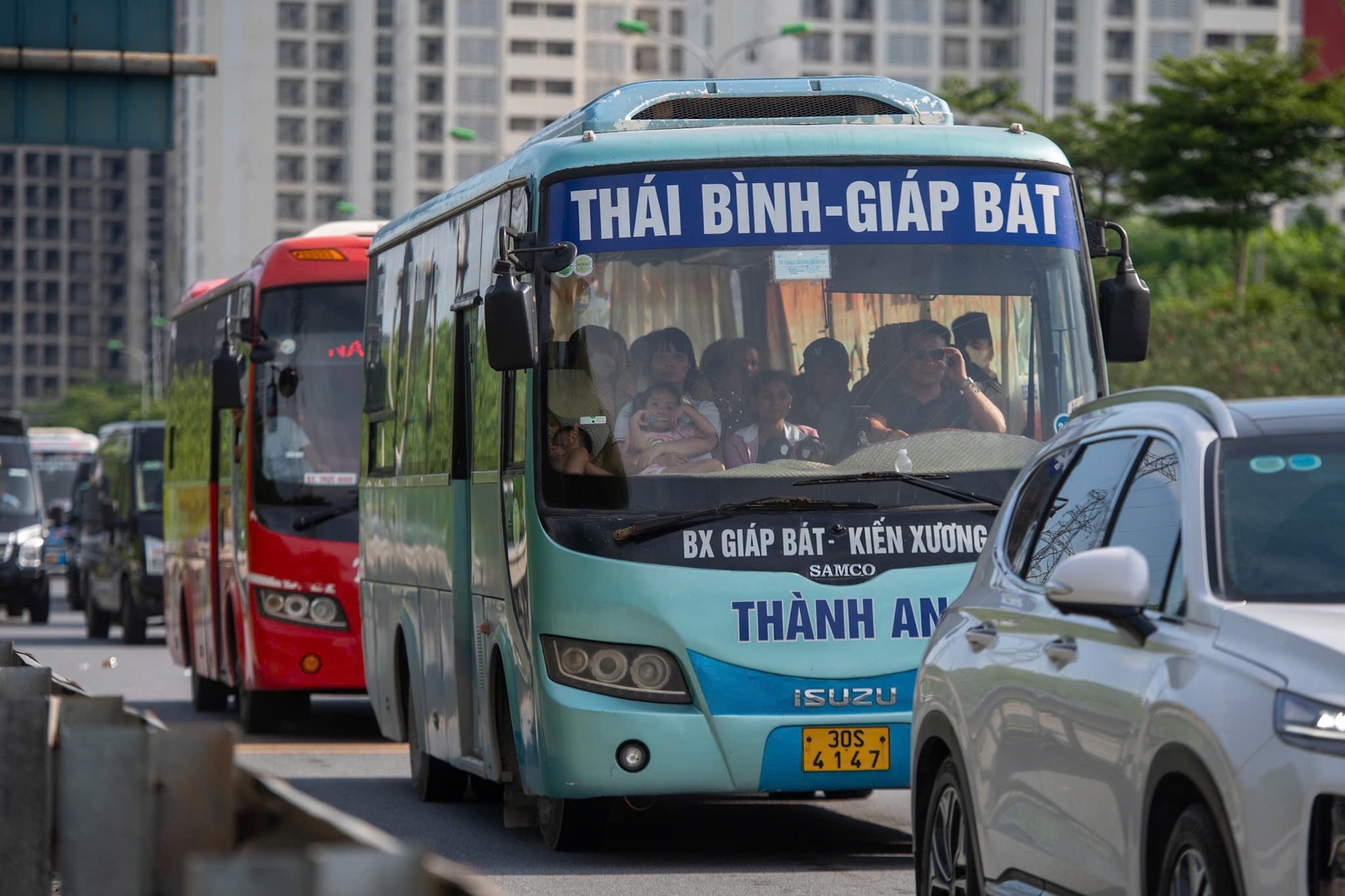 Người dân đổ về Hà Nội sau kỳ nghỉ lễ dài, cửa ngõ Thủ đô ùn tắc - 4 Người dân đổ về Hà Nội sau kỳ nghỉ lễ dài, cửa ngõ Thủ đô ùn tắc - 4