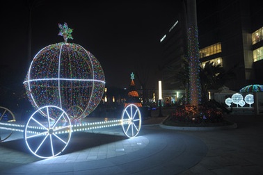 Trải nghiệm ánh đèn rực rỡ đón tuyết rơi lần đầu tại Hà Nội