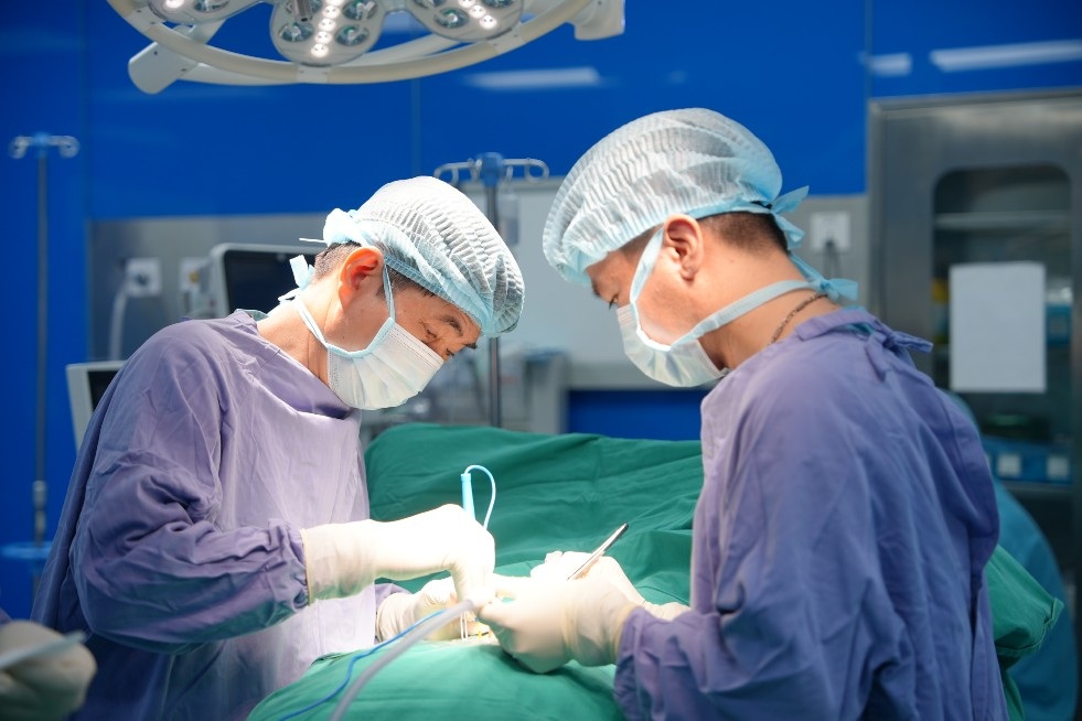 Kịp thời cứu sống bệnh nhân bị lưỡi dao máy cắt cắm xuyên sọ não - 2