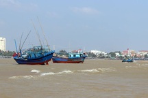 Tàu chìm giữa biển, 5 ngư dân may mắn được cứu sống