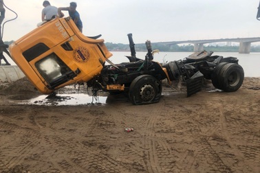 Xe container được trục vớt từ dưới lòng sông Hồng