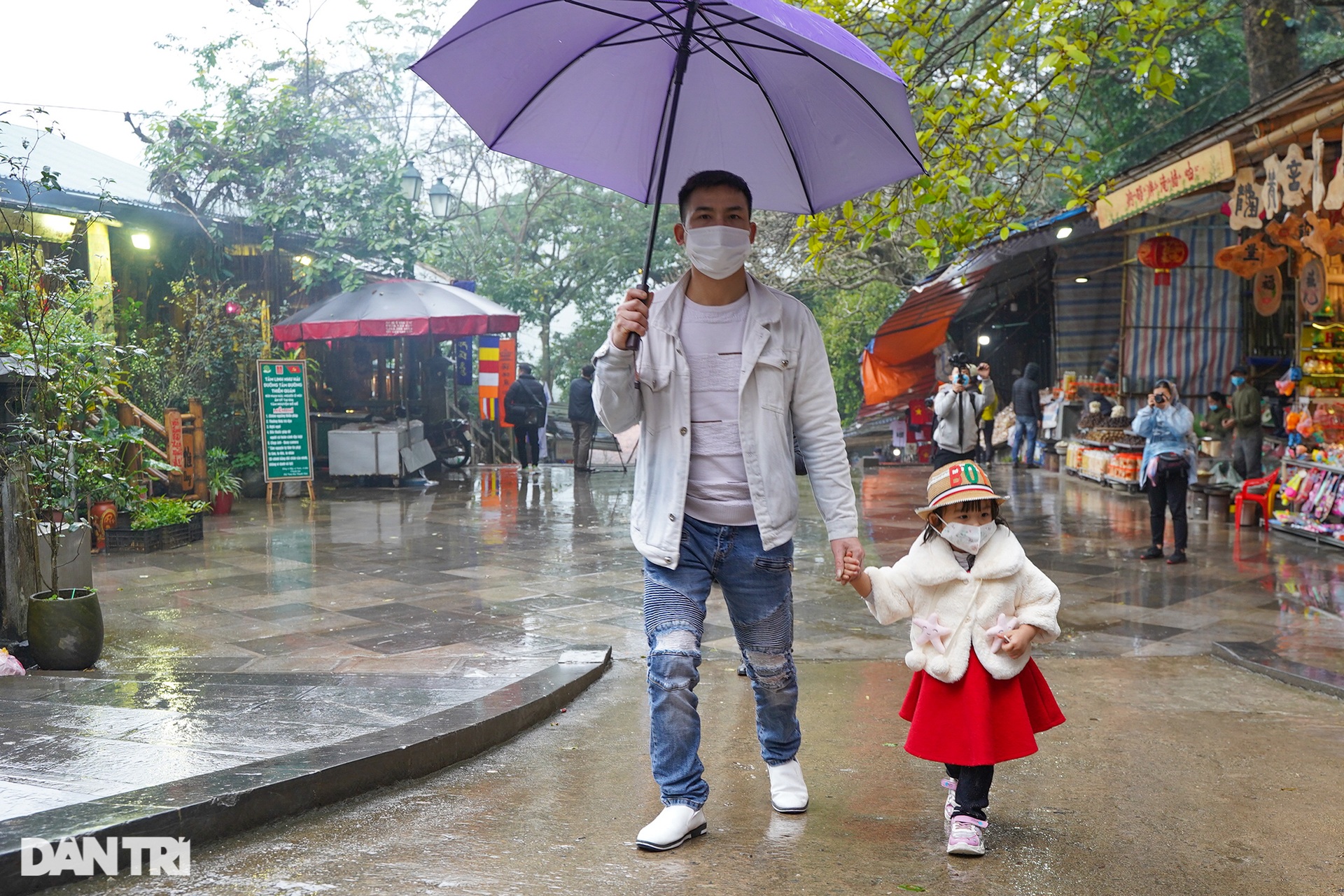 Hàng vạn người đội mưa trẩy hội chùa Hương ngày chính thức mở cửa trở lại - 5