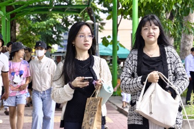 Người dân TPHCM phấn khởi với mẫu nhà chờ xe buýt mới tại ga Bến Thành