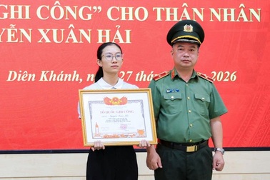 Trao Bằng Tổ quốc ghi công tới thân nhân Thiếu tá công an hy sinh