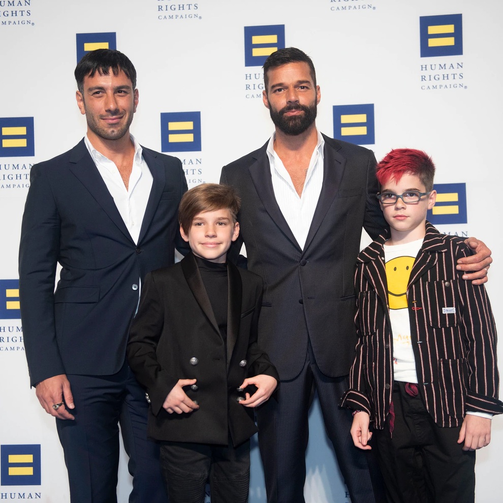 Ricky Martin khoe móng tay dài điệu đà, nhiều màu sắc - 8 Ricky Martin khoe móng tay dài điệu đà, nhiều màu sắc - 8